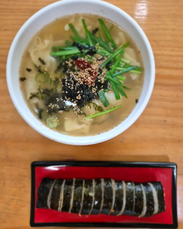 김치말이 김밥과 칼국수의 완벽한 한상차림