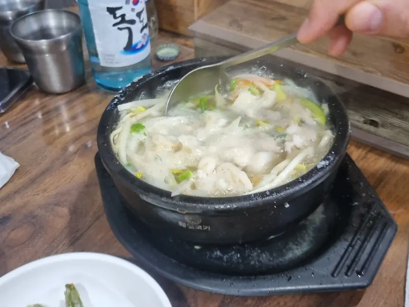 뚝배기에 담겨 나오는 오징어내장탕