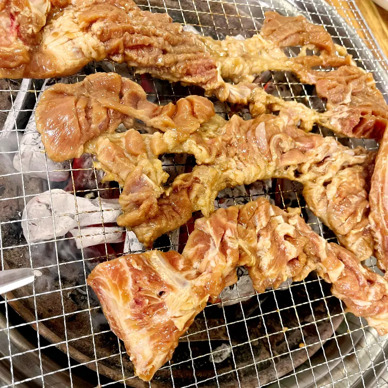 숯불 위에서 구워지고 있는 돼지갈비