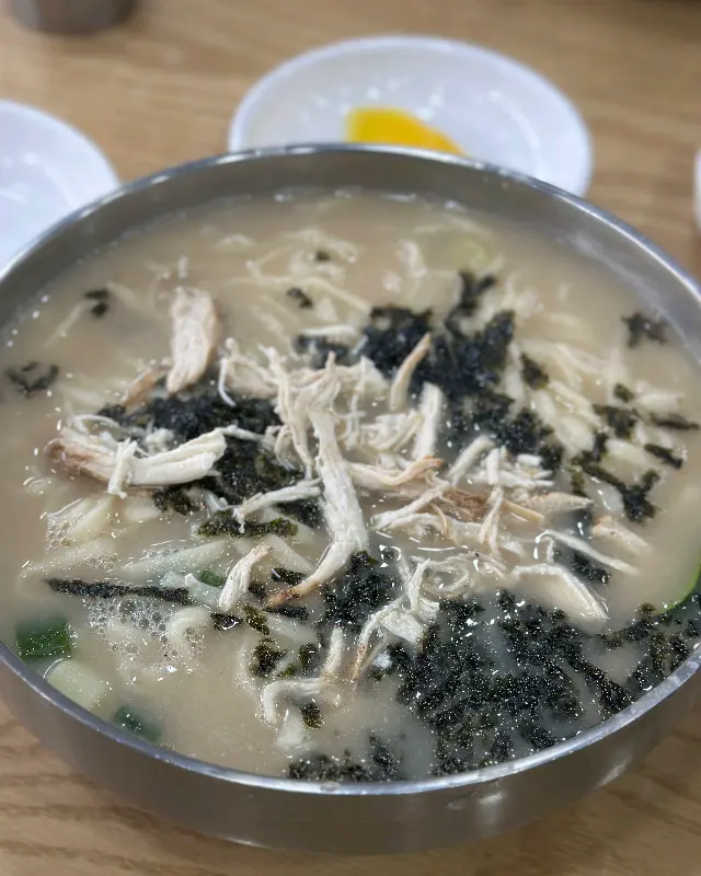 김가루가 듬뿍 뿌려진 닭칼국수
