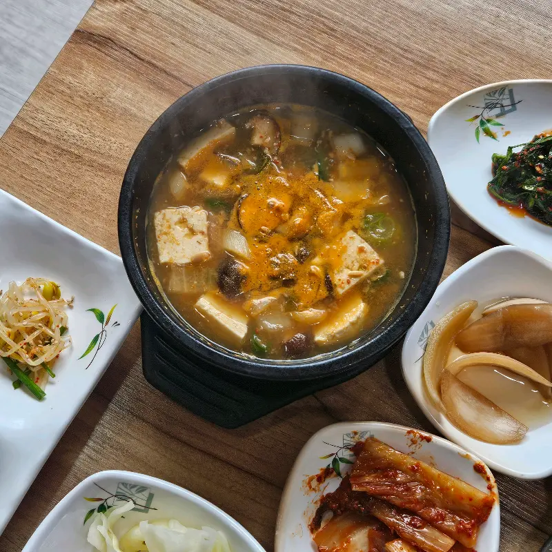 뚝배기에 담겨 보글보글 끓는 된장찌개, 식사 후 깔끔한 마무리를 위한 최고의 선택