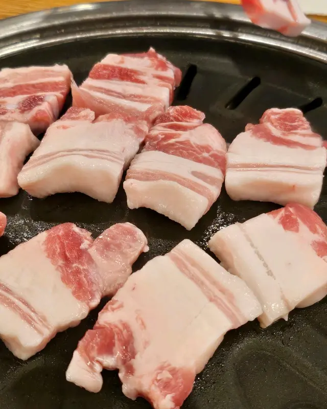 불판 위에서 익어가는 삼겹살