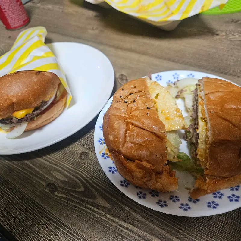 접시에 담긴 반으로 잘린 햄버거