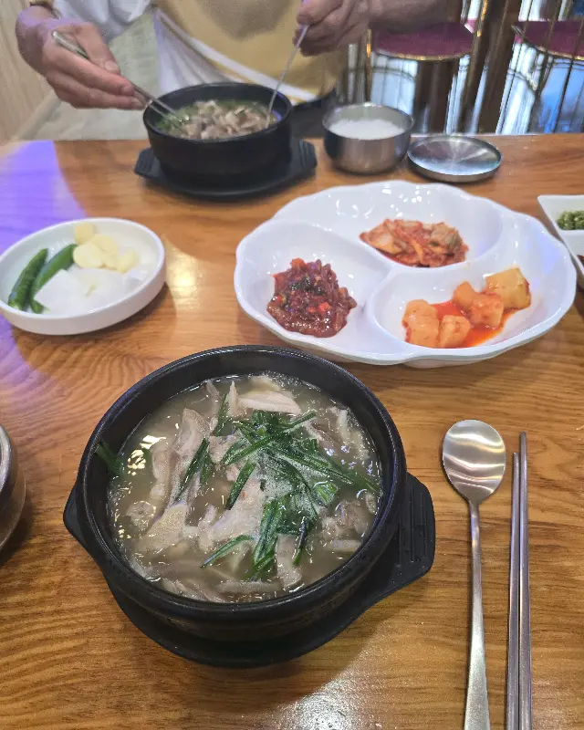 한 상 가득 차려진 돼지국밥 정식