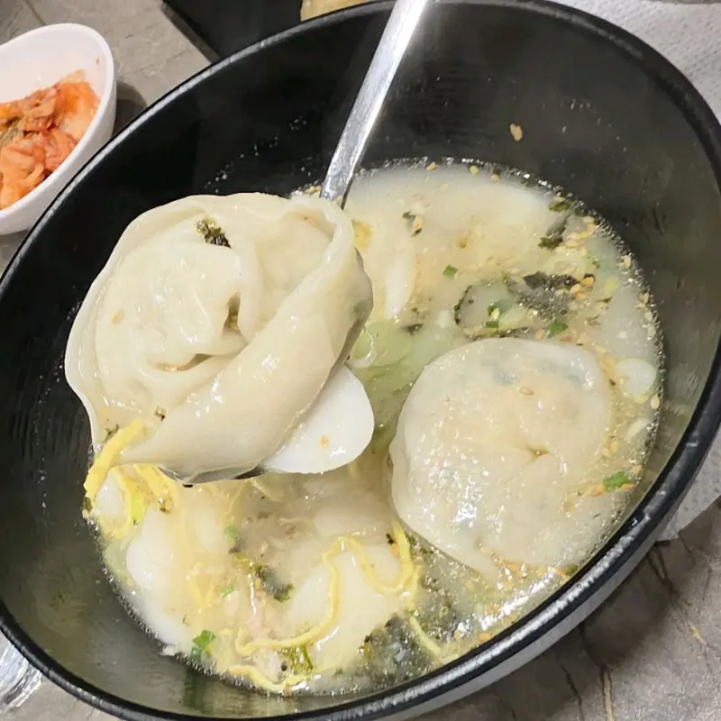 만두를 숟가락으로 들어올린 모습