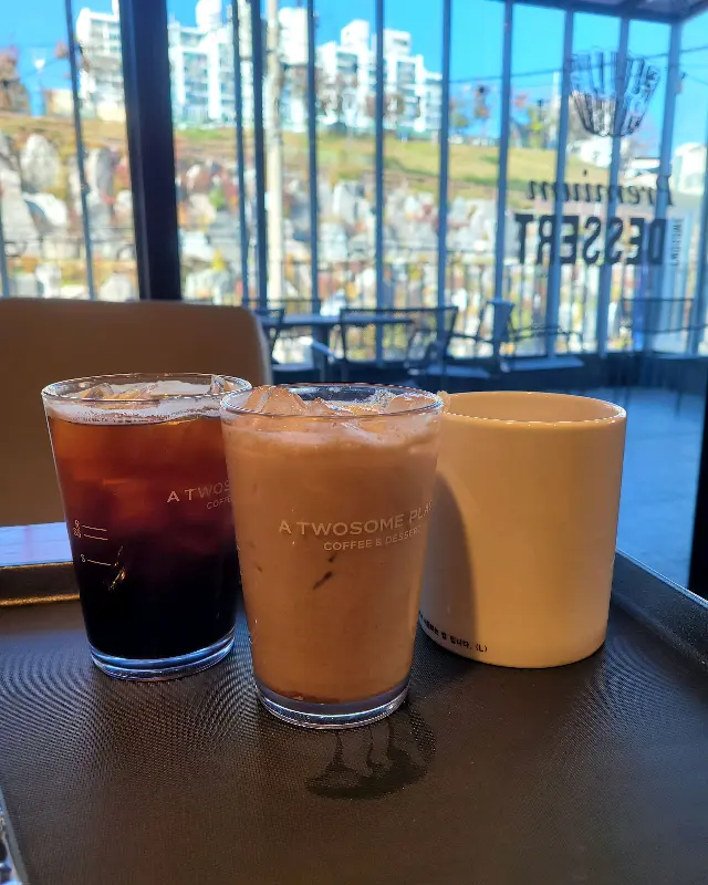 창밖 풍경이 보이는 투썸플레이스 좌석