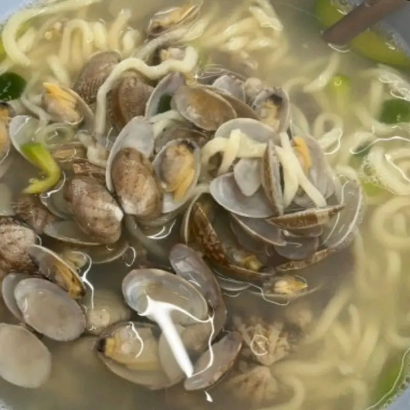 바지락이 가득한 칼국수