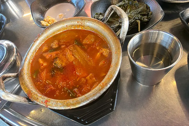 초벌된 흑돼지 근고기