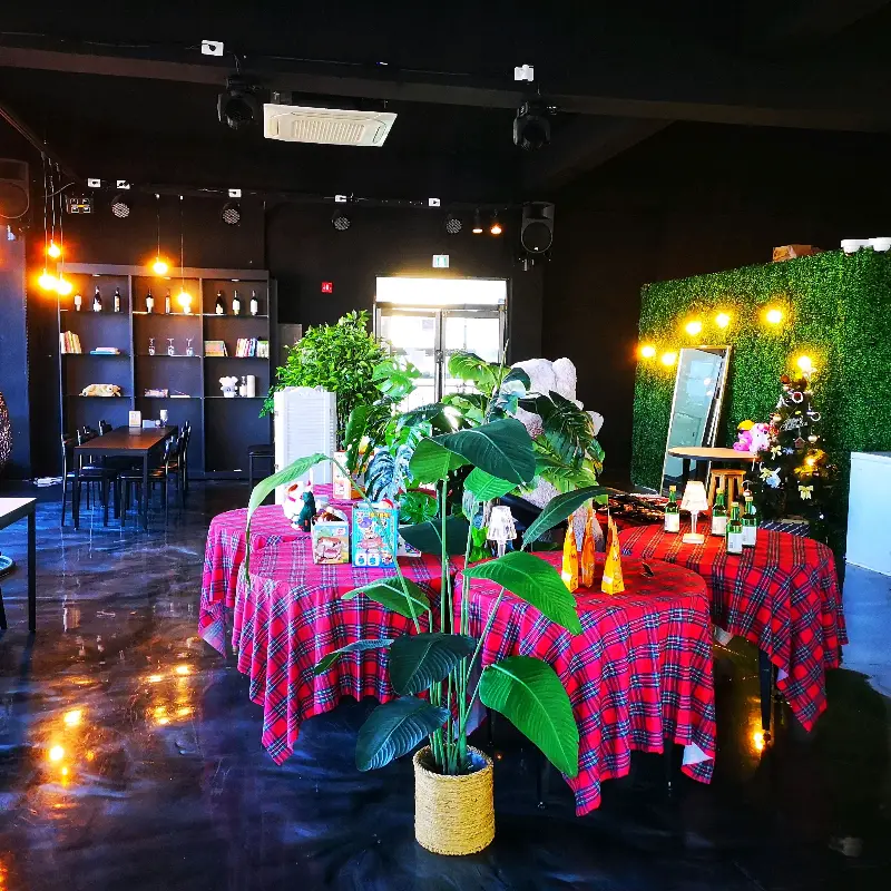 넓고 쾌적한 샤슬릭 진해점의 내부 전경