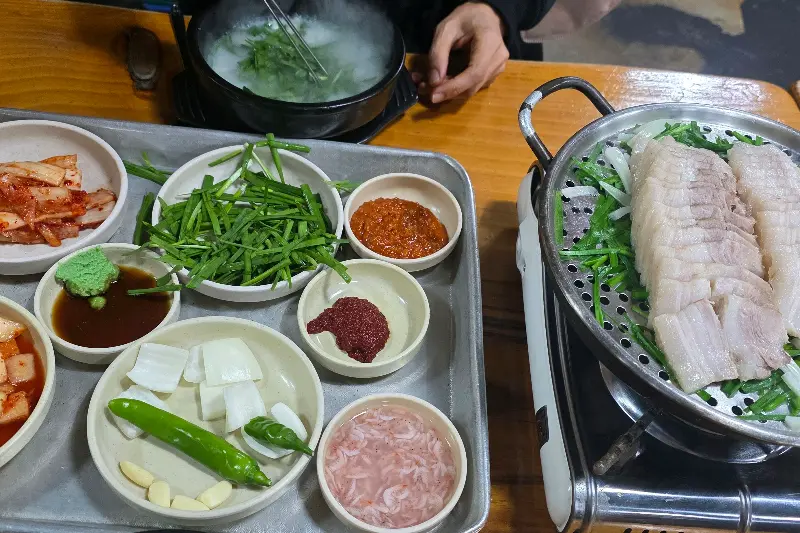 수육과 함께 제공되는 다채로운 곁들임