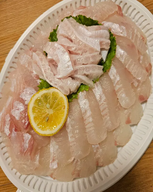 두툼하게 썰린 회