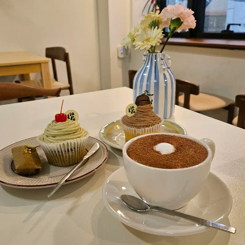 테이블 위에 놓인 컵케이크와 커피