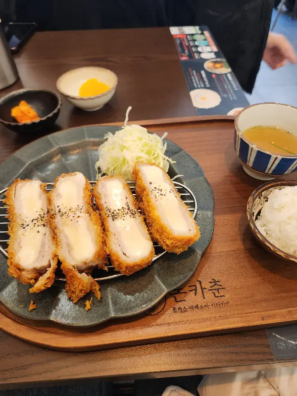 깔끔하게 담겨 나오는 치즈 돈까스