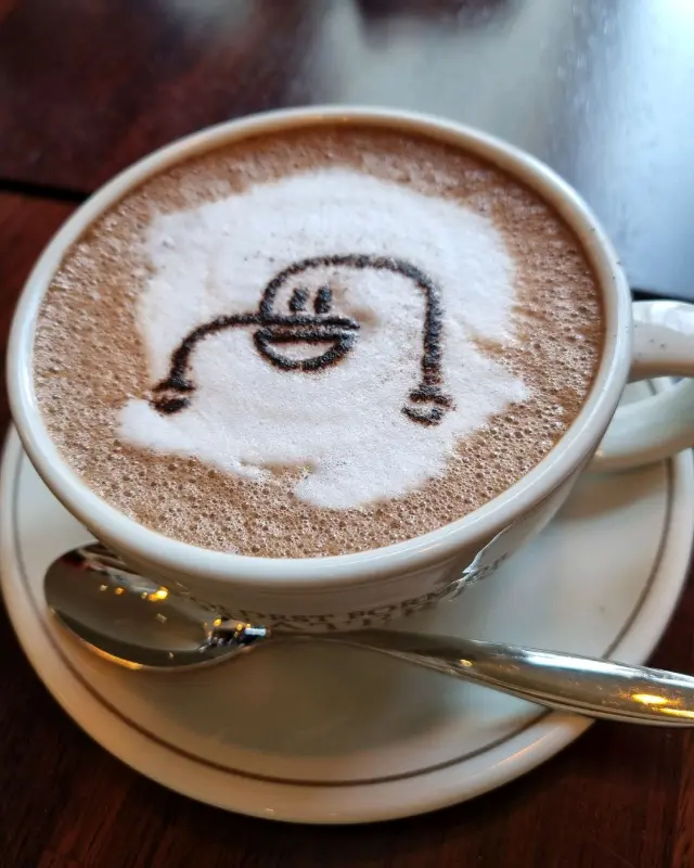 라떼 아트가 돋보이는 따뜻한 라떼