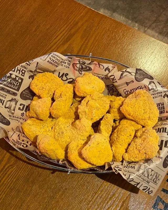 황금빛 가루가 듬뿍 뿌려진 치킨