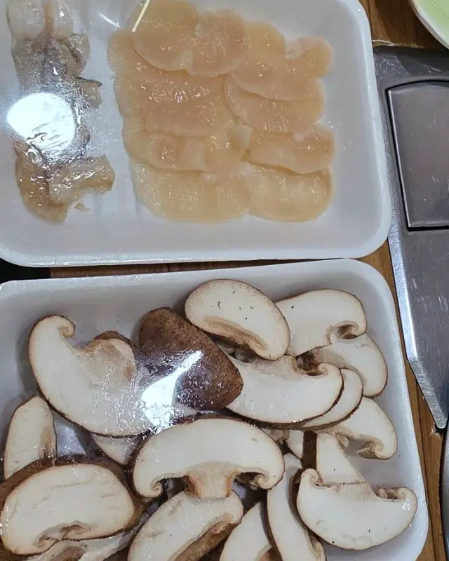 싱싱한 키조개와 표고버섯, 장흥삼합의 맛을 더욱 풍성하게 만들어주는 재료들