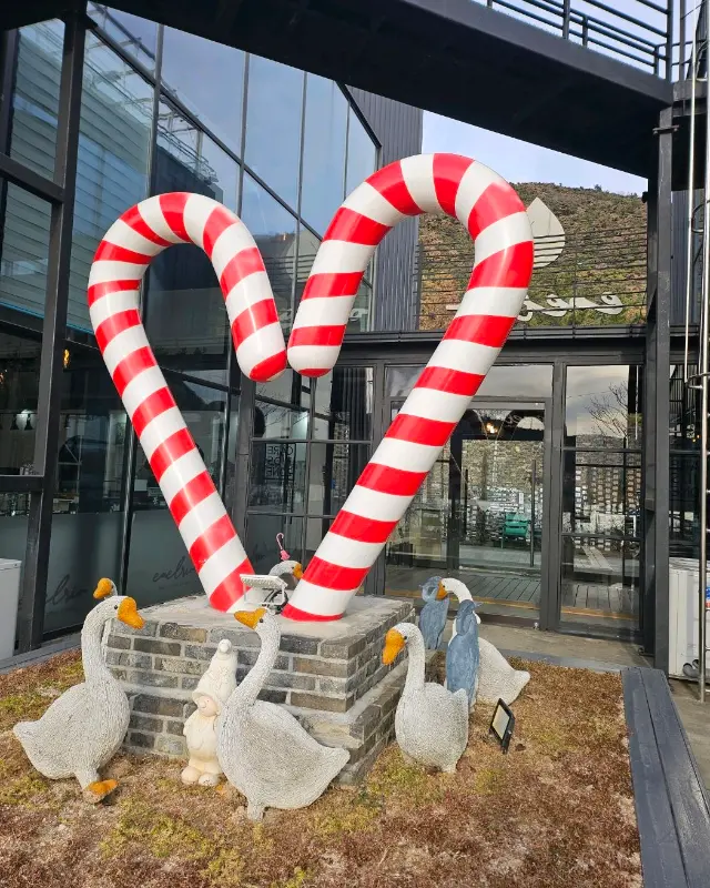 카페 입구에 설치된 거대한 하트 조형물