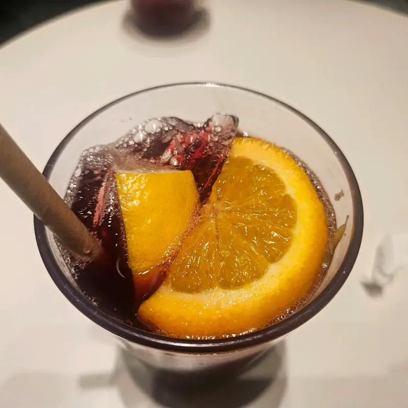 오렌지 슬라이스가 들어간 뱅쇼