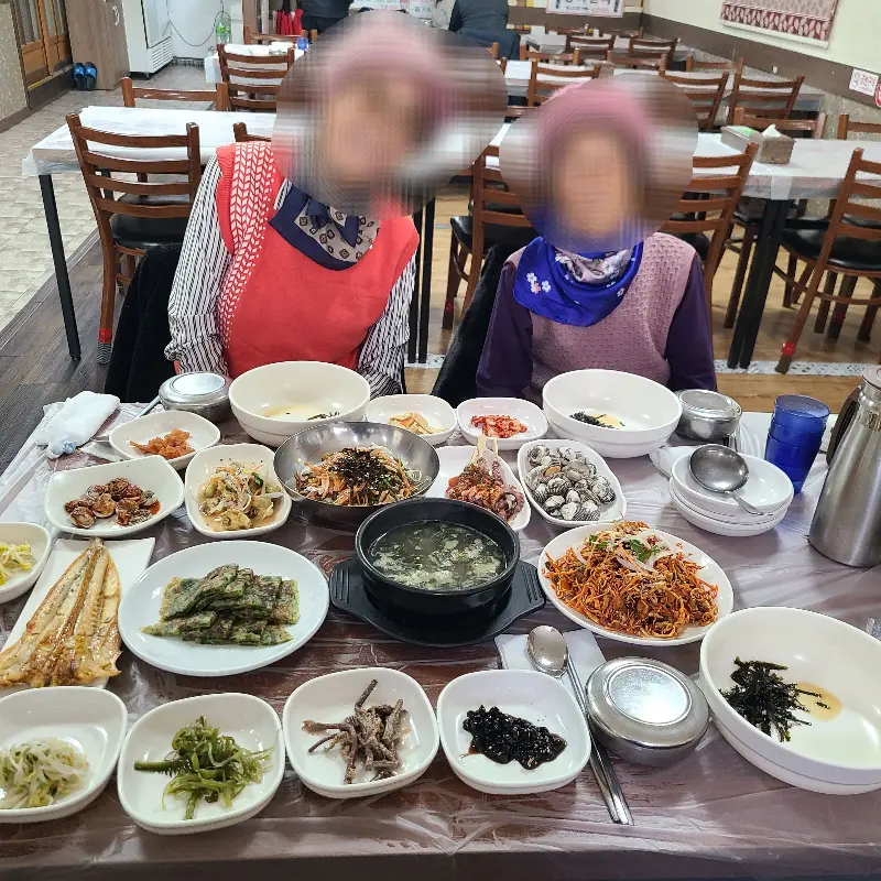 푸짐한 꼬막 요리 한 상을 즐기는 손님들