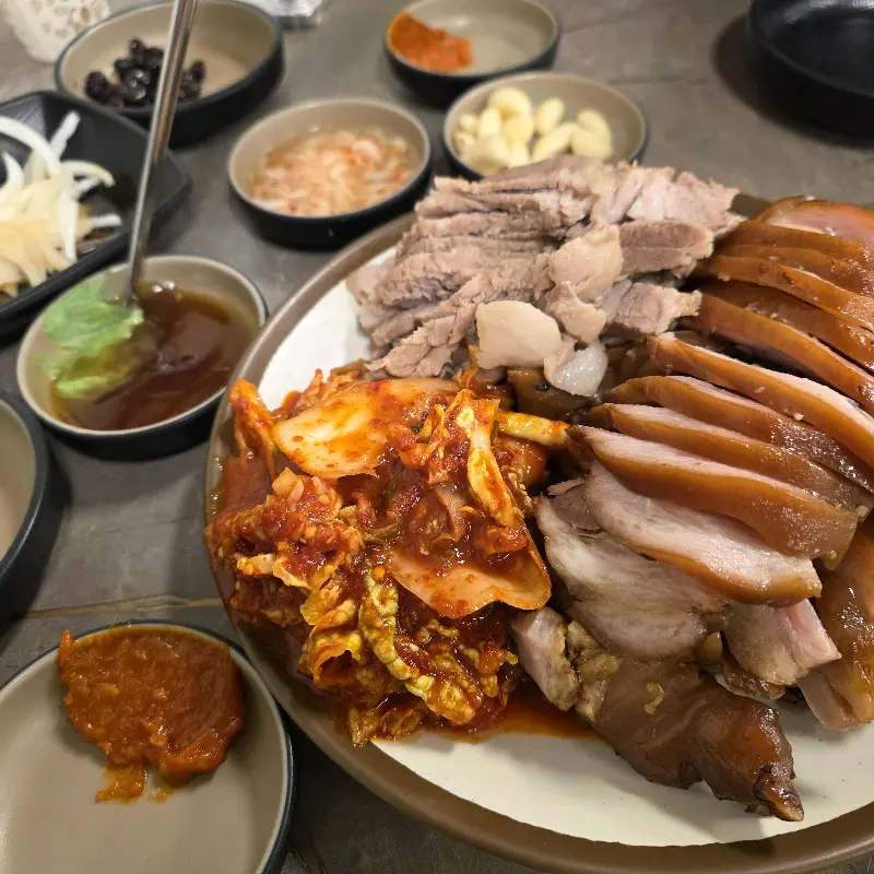 다양한 곁들임 메뉴와 함께 푸짐하게 차려진 족발 한 상