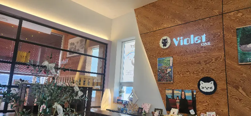 아늑한 분위기의 실내 좌석