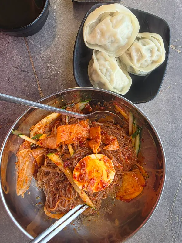 비빔냉면과 찐만두