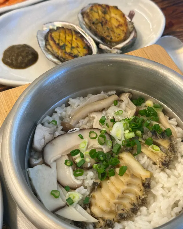 전복이 들어간 솥밥