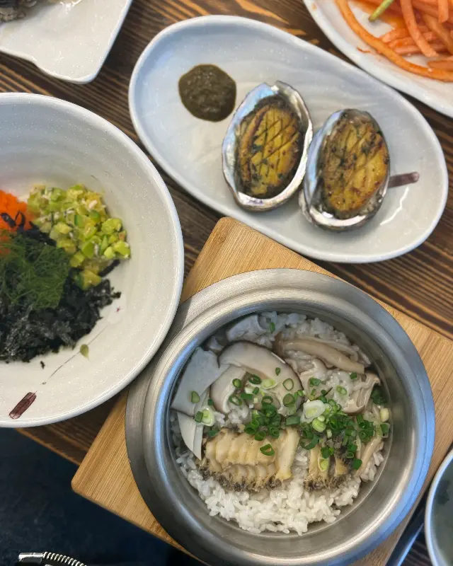 톳전복솥밥과 다양한 곁들임 메뉴