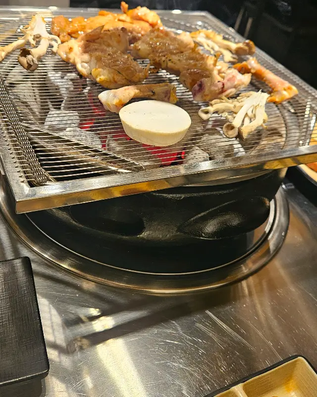 숯불 위에서 익어가는 닭갈비와 떡