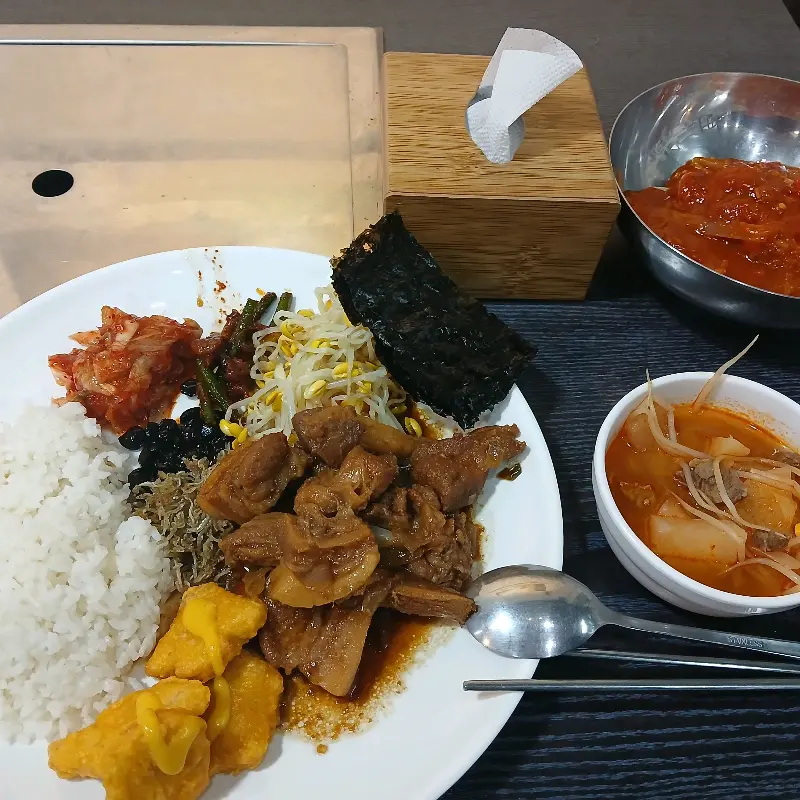 푸짐하게 담아온 한식 뷔페 음식