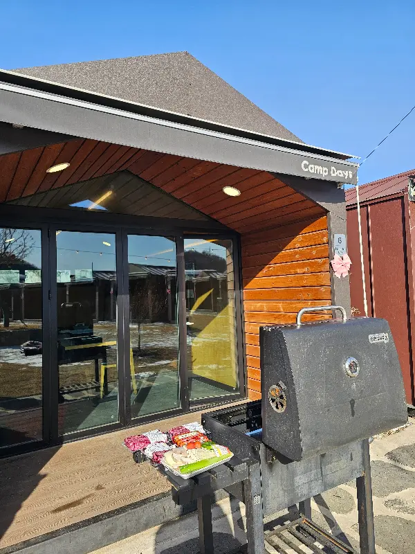 숯불 위에서 맛있게 익어가는 고기