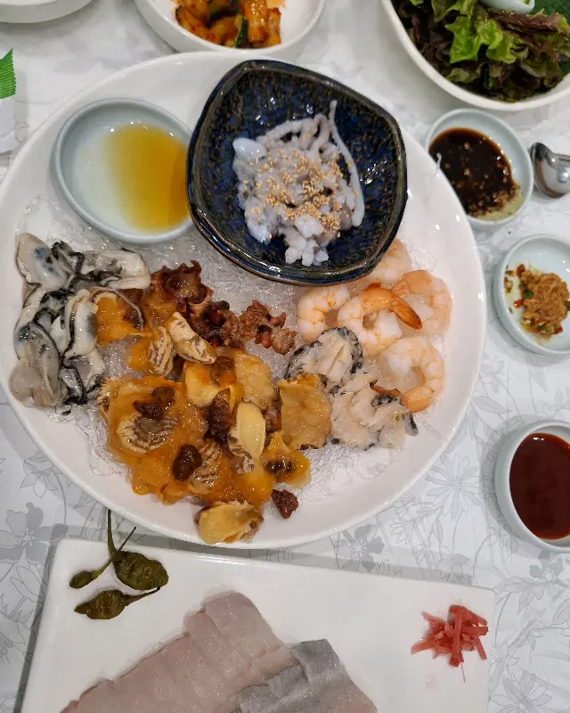 싱싱한 해산물 모듬 한 상