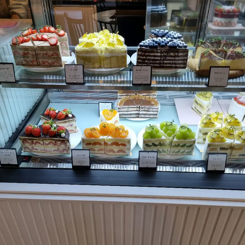 쇼케이스 안의 다양한 케이크들