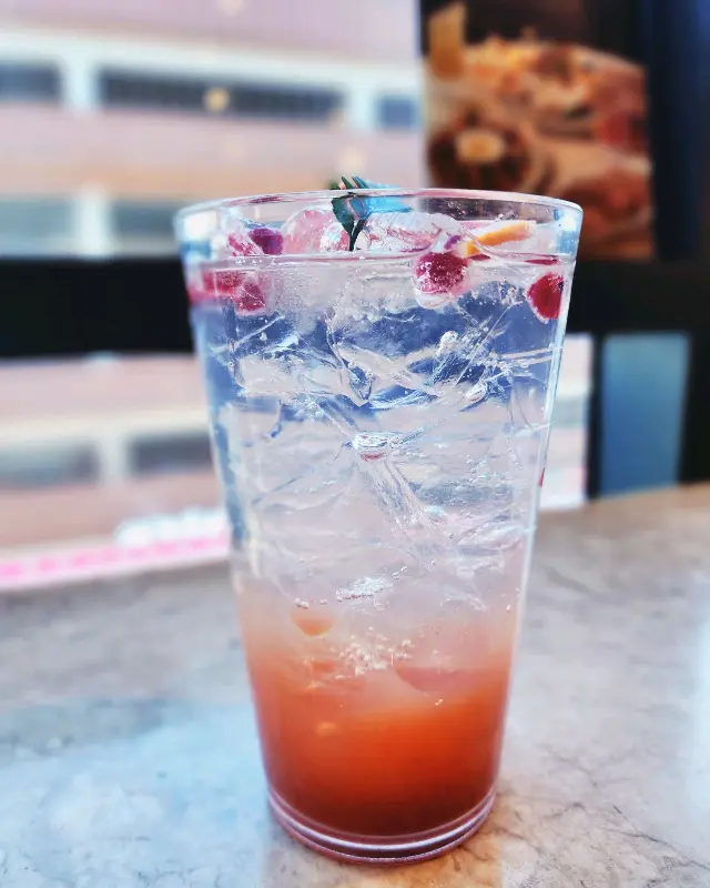 상큼한 과일이 듬뿍 들어간 프루티 에이드