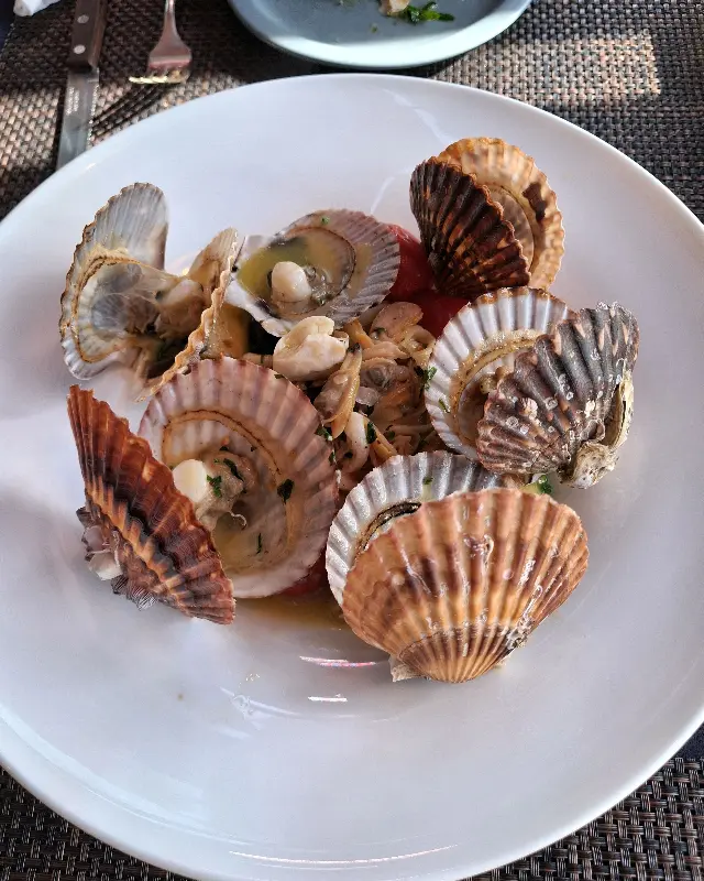 신선한 해산물이 가득한 요리