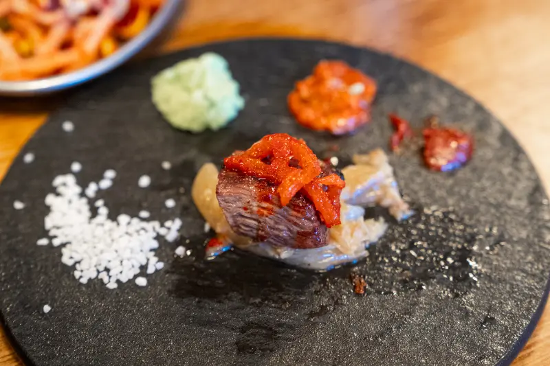 잘 구워진 고기와 다양한 소스