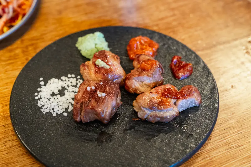 다양한 소스와 함께 즐기는 고기