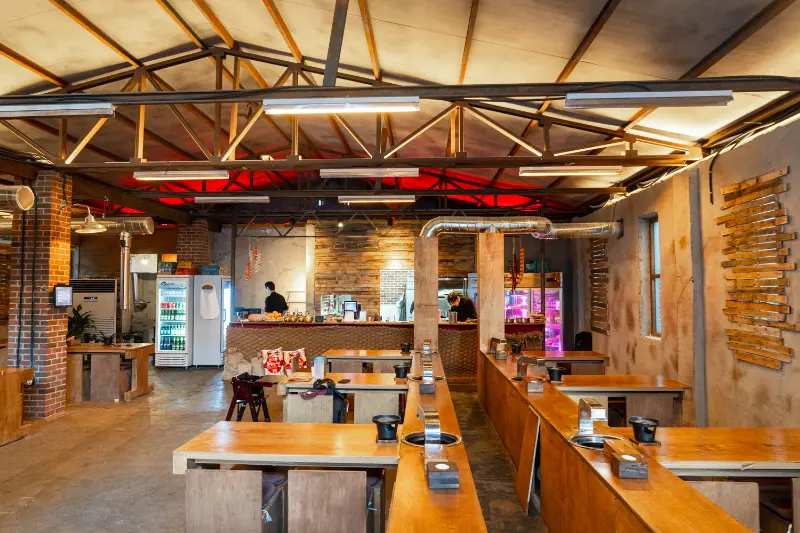 넓고 세련된 매장 내부