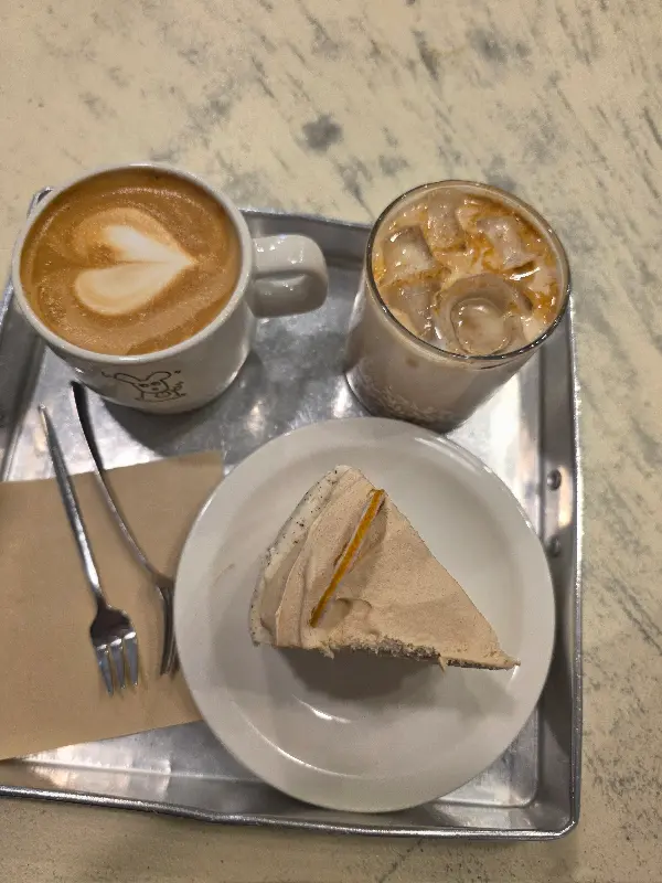 발콩 크림 라떼와 단호박 쑥 케이크