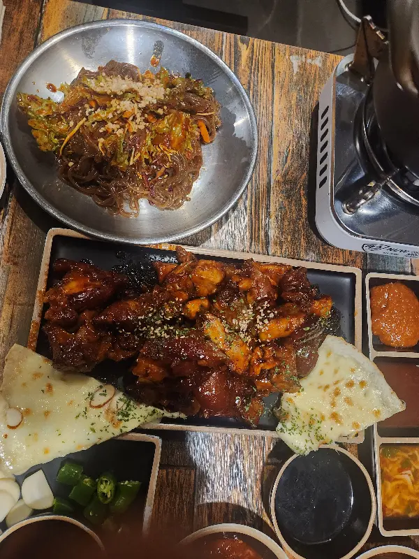 족발, 쟁반국수, 순두부찌개의 완벽한 조화