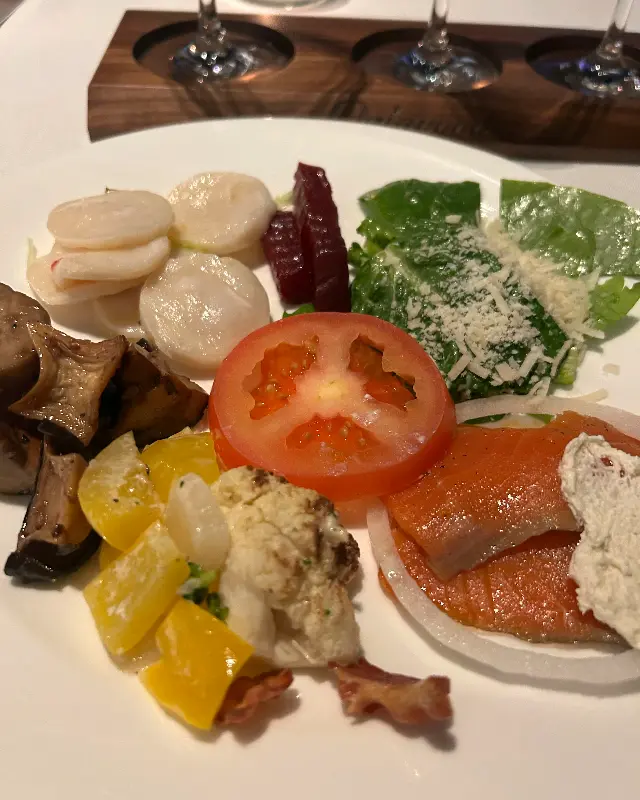 접시에 담긴 다양한 샐러드와 해산물 요리