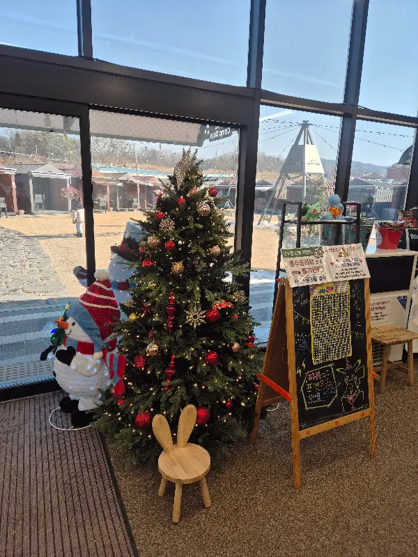 크리스마스 분위기로 꾸며진 캠프데이즈