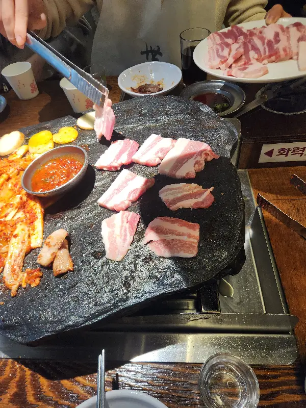 돌판 위에서 구워지는 삼겹살