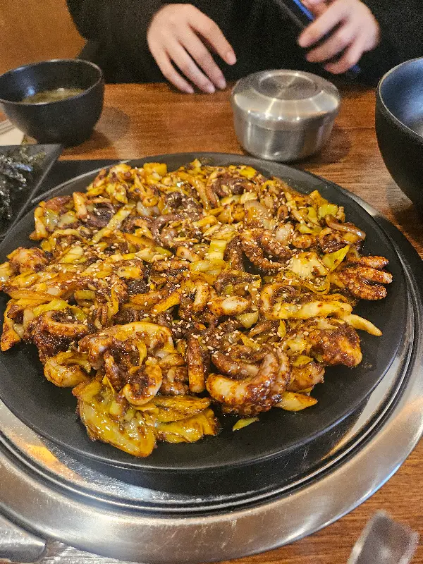 맛있게 볶아진 쭈꾸미 볶음