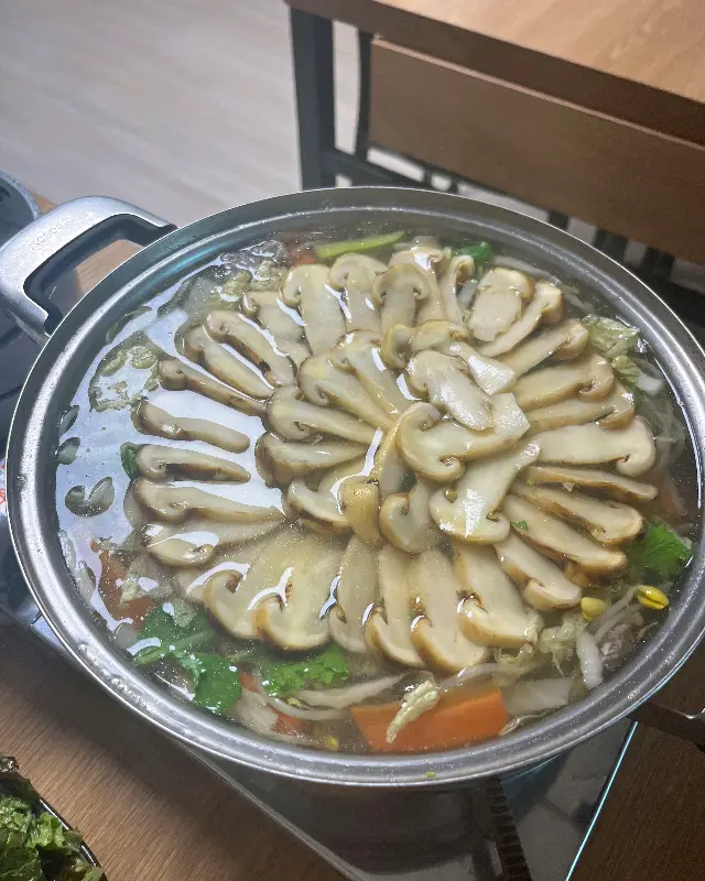 표고버섯이 꽃처럼 펼쳐진 표고버섯전골의 모습