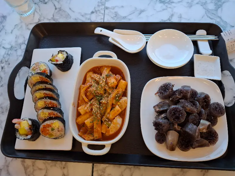 김밥, 떡볶이, 순대가 담긴 트레이