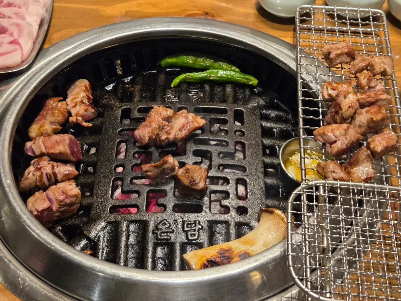 고기와 채소가 함께 구워지는 모습