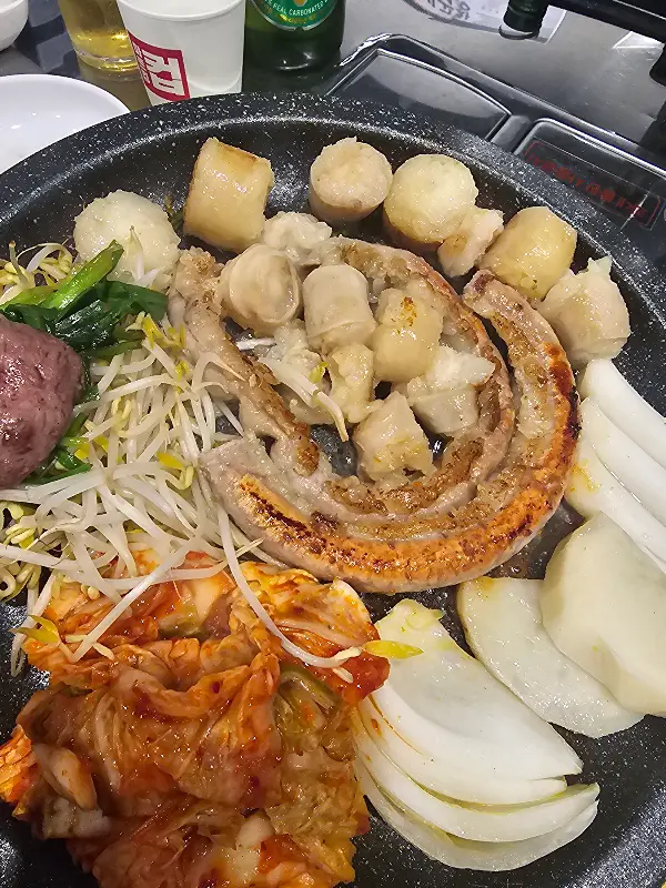 푸짐하게 구워진 곱창, 대창, 염통