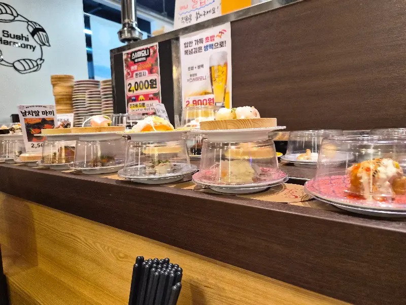 회전 레일 위 초밥