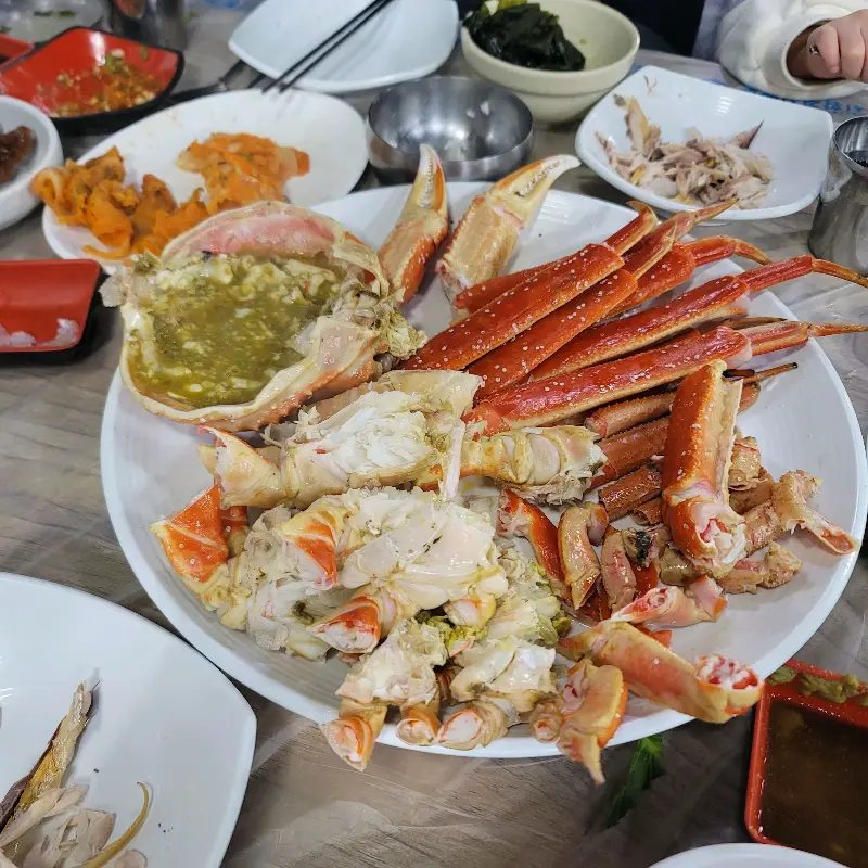 푸짐하게 손질된 대게 한 상차림